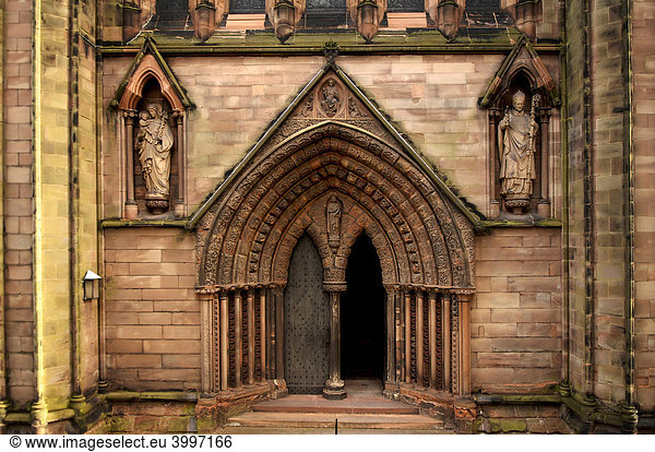 Nebeneingang der gotischen Kathedrale  Lichfield  England  Europa
