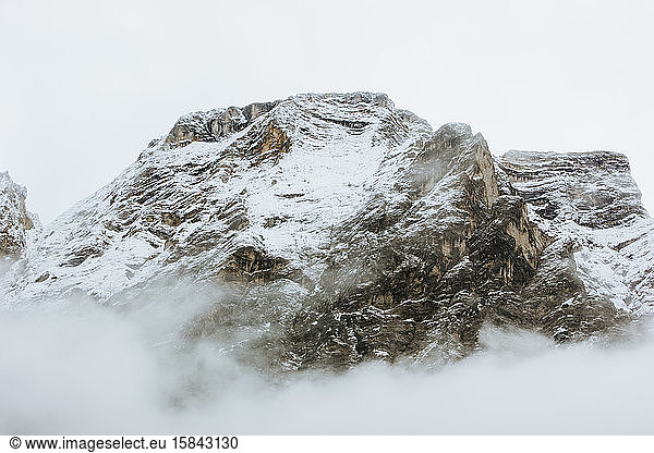 Nebliger Berg im Winter