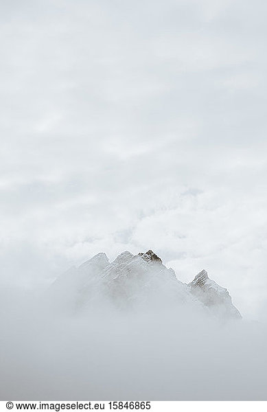 Nebliger Berg im Winter