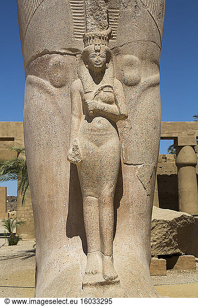 Nefetari-Statue  an der Basis der Statue von Ramses II.  Großer Gerichtshof  Karnak-Tempelkomplex  UNESCO-Weltkulturerbe  Luxor  Theben  Ägypten  Nordafrika  Afrika