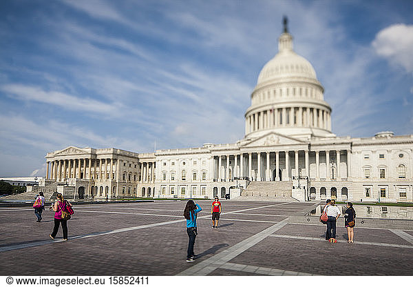 Neigungsverschiebung der Touristen vor dem US-Kapitol in Washington  DC.