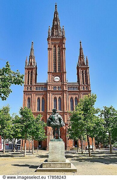 Neogotische evangelische Marktkirche mit der Skulptur von Wilhelm I. dem Schweiger  Graf von Nassau  Wiesbaden  Deutschland  Europa