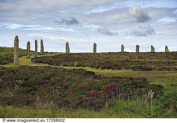 Neolithischer Steinkreis  Henge  Ring of Brodgar  Mainland  Orkney-Inseln  Schottland  Großbritannien  Europa
