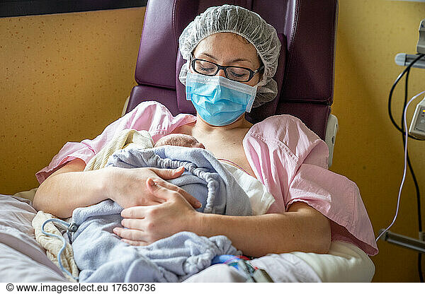 Neonatology: a mother takes her baby skin to skin for long hours.