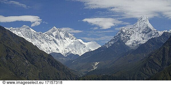NEPAL Everest Region -- Panorama mit Mount Everest (links)  Mount Lhotse  Mount Lhotse Shar (Mitte links) und Mount Ama Dablam.