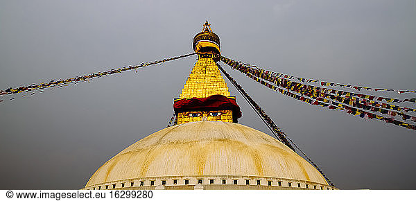 Nepal  Kathmandu  Bodnath  Stupa-Heiligtum mit Gebetsfahnen