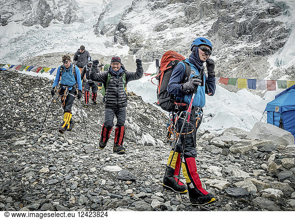 Nepal  Solo Khumbu  Everest  Sagamartha National Park  Mountaineers arriving at the base camp