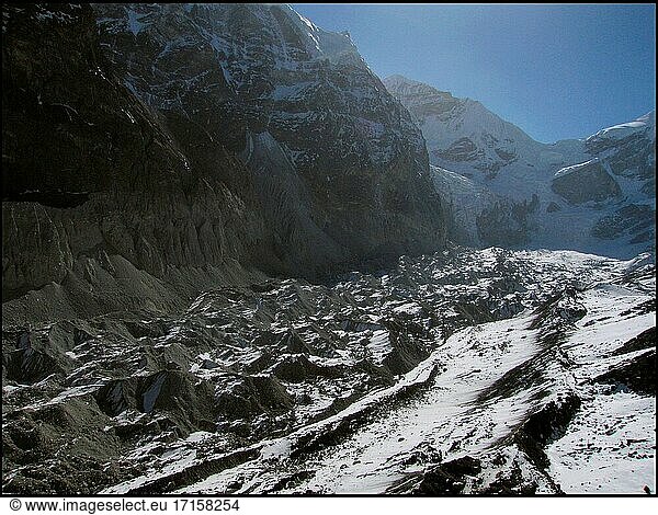NEPAL Trakarding Glacier -- 16 Apr 2005 -- Luftaufnahme einer Moräne hoch oben auf dem Trakarding Glacier  der bemerkenswert ist  da es sich um eines von 13 bekannten Gebieten handelt  in denen die Gefahr eines Gletscherüberlaufs besteht - wenn sich das von der Gletscherschmelze stammende Wasser in einem natürlichen See staut  wie dem Tsho Rolpa (Chhyugima Pokhari) direkt unter diesem Gletscher. Dieser Fall von Gletscherausbruch bedroht viele Kilometer Flusstäler  vor allem entlang des Rolwaling-Flusses - hier im Bild - und des Tamakhosi-Flusses weiter westlich usw. Wissenschaftler haben davor gewarnt  dass die steigenden Temperaturen infolge der globalen Erwärmung den Untergang dieser Eisfälle und Gletscher im Himalaya verursachen könnten. Die Auswirkungen werden wahrscheinlich viele asiatische Länder betreffen  da diese Gletscher - und die Gletscher im benachbarten Tibet - die meisten der großen Flusssysteme von Pakistan bis China speisen. Weitreichende Überschwemmungen haben begonnen und werden voraussichtlich anhalten. Während des Monsuns 2004 waren etwa 30 Millionen Menschen in Nepal  Indien und Bangladesch von schweren Überschwemmungen betroffen. Wissenschaftler fügen hinzu  dass nach dem Abschmelzen der Gletscher ihr Rückzug zu einer weit verbreiteten Dürre in vielen Gebieten Asiens führen wird. NB Die in diesem Bild sichtbaren Gipfel sind Parchamo (Parchemuche  links) -- Bild ? Jon Mitchell / Lightroom Fotos.
