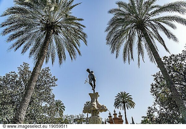 Neptun Brunnen in den Gartenanlagen des Königspalast Alcázar  Sevilla Andalusien  Spanien  Europa