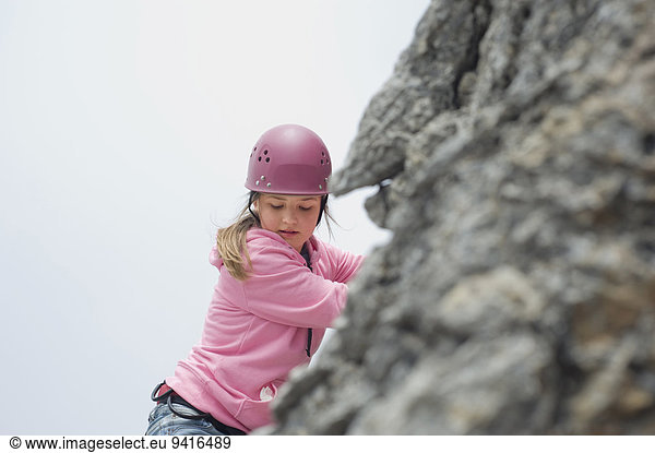 Nervosität Sorge Steilküste jung Mädchen klettern Helm