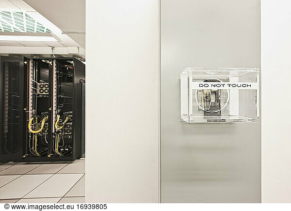 Netzschalter im Computerserverraum mit Computerserverschrank.