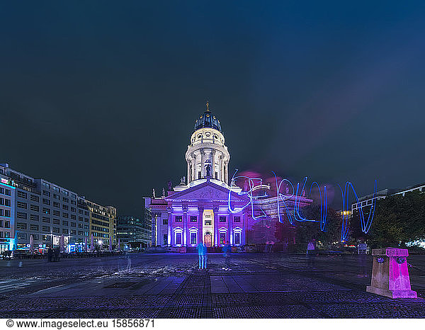 Neue Kirche Deutscher Dom Gendarmenmarkt nachts beleuchtet