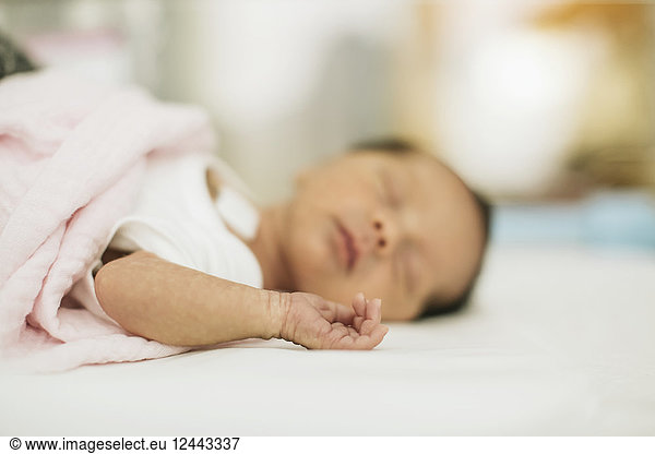 Neugeborenes auf der Neugeborenen-Intensivstation; Surrey  British Columbia  Kanada