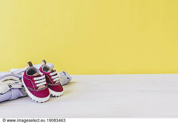 Neugeborenes Konzept mit Schuhen Kleidung