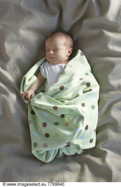 Neugeborenes  neugeboren  Neugeborene  Decke  Bett  schlafen  weiß  Unterhemd  Mädchen  Baby  Kanada  Ontario