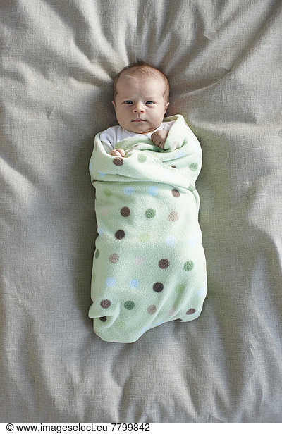 Neugeborenes  neugeboren  Neugeborene  Decke  Bett  schlafen  weiß  Unterhemd  Mädchen  Baby  Kanada  Ontario