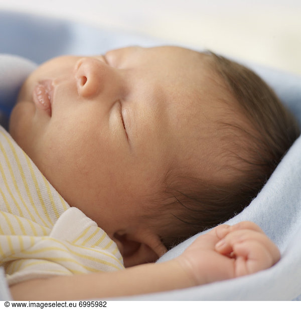 Neugeborenes  neugeboren  Neugeborene  Decke  schlafen  Verpackung  Mädchen  umwickelt
