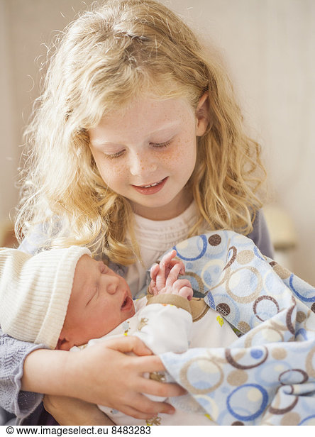 Neugeborenes  neugeboren  Neugeborene  Europäer  Bruder  halten  Mädchen  Baby