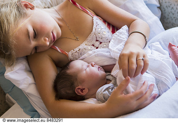 Neugeborenes neugeboren Neugeborene Europäer Bruder halten Mädchen Baby