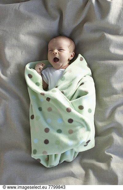 Neugeborenes  neugeboren  Neugeborene  Europäer  Decke  gähnen  Bett  weiß  Unterhemd  Mädchen  Baby