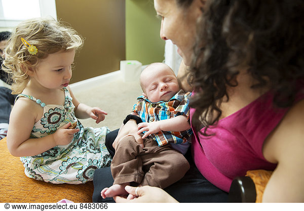 Neugeborenes  neugeboren  Neugeborene  Europäer  halten  sehen  Junge - Person  Mädchen  Mutter - Mensch