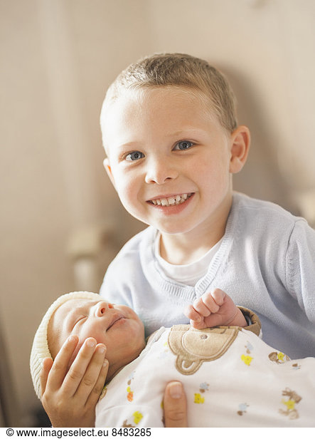 Neugeborenes  neugeboren  Neugeborene  Europäer  Junge - Person  Bruder  halten  Baby