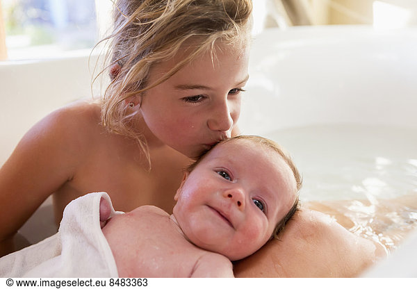 Neugeborenes  neugeboren  Neugeborene  Europäer  küssen  Mädchen  Baby