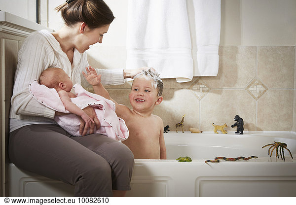 Neugeborenes neugeboren Neugeborene Europäer Sohn waschen Mutter - Mensch