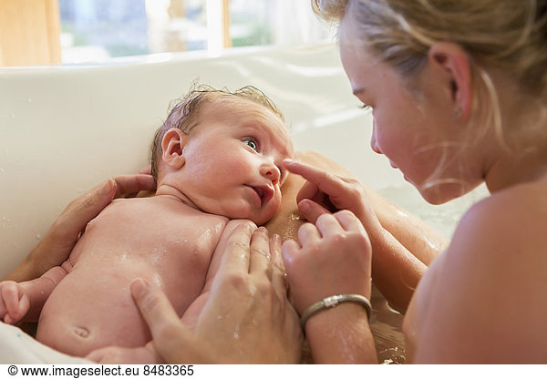 Neugeborenes neugeboren Neugeborene Europäer waschen Mädchen Baby