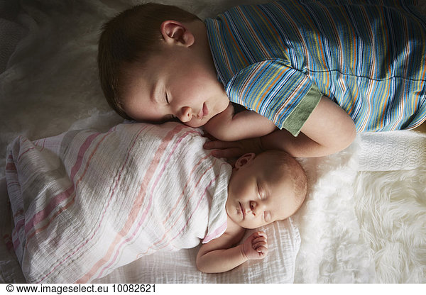 Neugeborenes neugeboren Neugeborene Junge - Person Geschwister Bett dösen
