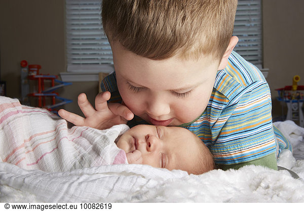 Neugeborenes neugeboren Neugeborene Junge - Person Geschwister Bewunderung Bett