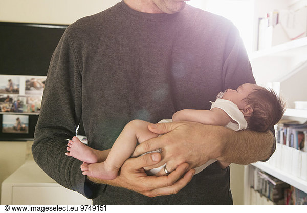 Neugeborenes neugeboren Neugeborene Menschlicher Vater halten Schlafzimmer Baby