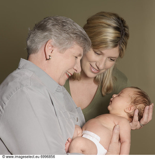 Neugeborenes  neugeboren  Neugeborene  Portrait  Großmutter  Mutter - Mensch  Baby