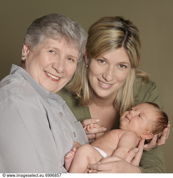Neugeborenes  neugeboren  Neugeborene  Portrait  Großmutter  Mutter - Mensch  Baby