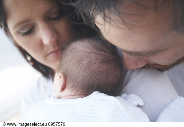 Neugeborenes  neugeboren  Neugeborene  Portrait  Menschliche Eltern  Baby