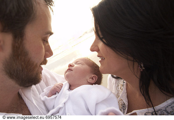 Neugeborenes  neugeboren  Neugeborene  Portrait  Menschliche Eltern  Baby