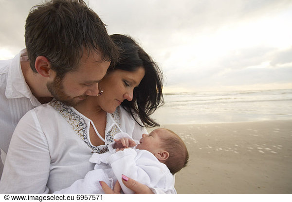 Neugeborenes  neugeboren  Neugeborene  Portrait  Strand  Menschliche Eltern  Baby