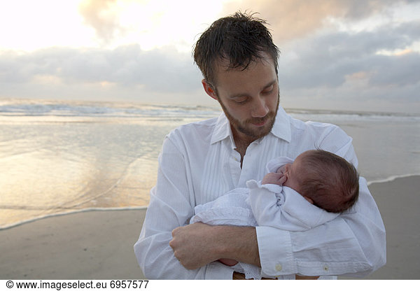 Neugeborenes  neugeboren  Neugeborene  Portrait  Strand  Menschlicher Vater  Baby