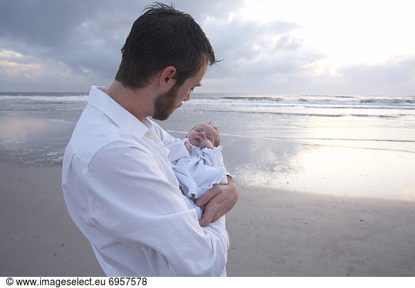 Neugeborenes  neugeboren  Neugeborene  Portrait  Strand  Menschlicher Vater  Baby