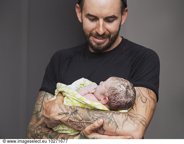 Neugeborenes neugeboren Neugeborene Stolz Menschlicher Vater Zimmer halten bringen Mädchen Baby