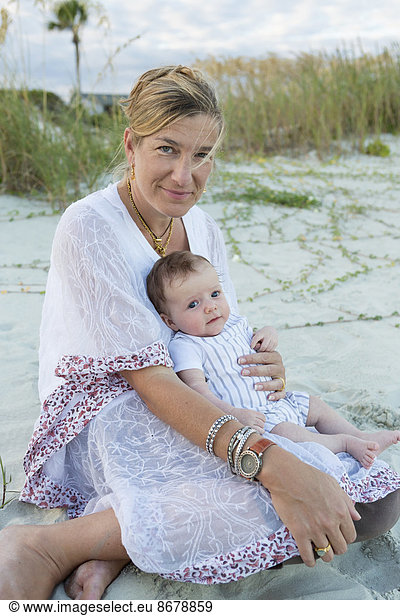 Neugeborenes  neugeboren  Neugeborene  Strand  Junge - Person  0-4 Wochen  0 bis 4 Wochen  wiegen  Mutter - Mensch