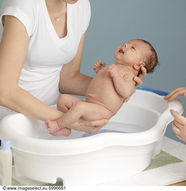 Neugeborenes  neugeboren  Neugeborene  waschen  Mutter - Mensch  Baby