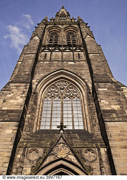 Neugotischer Kirchturm gegen blauen Himmel  Lichfield  England  Europa