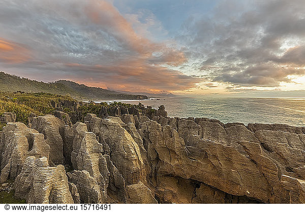 Neuseeland  Distrikt Buller  Punakaiki  Kalkstein-Pfannkuchenfelsen-Formation und Küsten-Blasloch in der Abenddämmerung