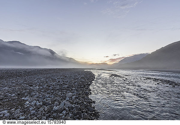 Neuseeland  Grey District  Inchbonnie  Fluss Waimakariri an nebligem Morgen