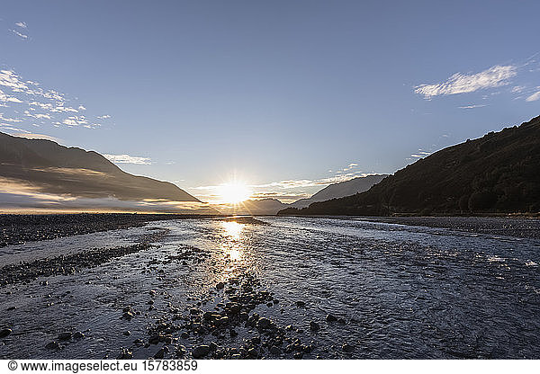 Neuseeland  Grey District  Inchbonnie  Waimakariri River bei nebligem Sonnenaufgang