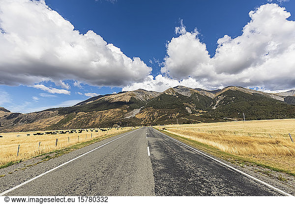 Neuseeland  Grey District  Inchbonnie  Wolken über dem leeren State Highway 73 mit Bergen im Hintergrund