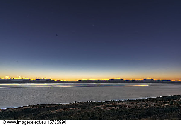 Neuseeland  Klarer Himmel über dem Ufer des Pukaki-Sees in der Morgendämmerung