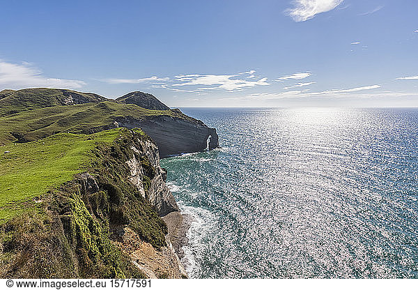 Neuseeland  Klippen und natürlicher Bogen der Kap-Abschiedsspitze an einem sonnigen Tag