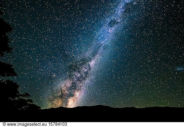Neuseeland  Milchstraßen-Galaxie am sternenklaren Nachthimmel